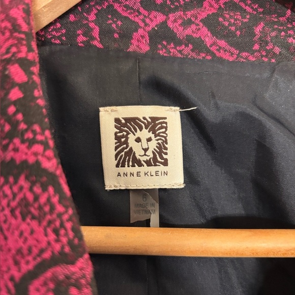 Anne Klein magenta & black snakeskin pattern blazer w/ floppy lapels - Picture 4 of 5